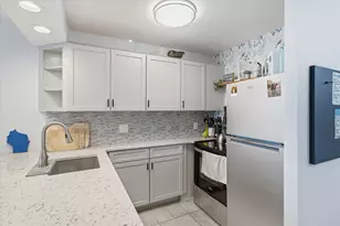 929 N Astor St, Milwaukee, WI 53202 - Photo 9