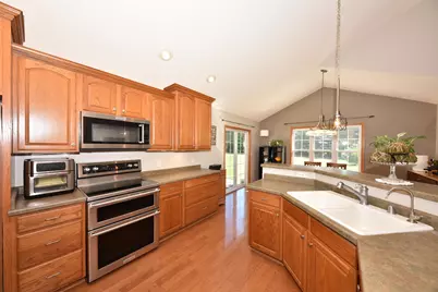 550  Hunters Xing, Slinger, WI 53086 - Photo 9