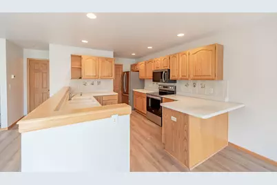 2255  Circle Ridge Rd #E, Delafield, WI 53018 - Photo 5