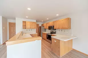 2255 Circle Ridge Rd, Delafield, WI 53018 - Photo 5