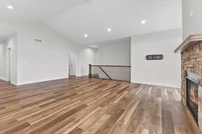 8971  Creekside Cir, Pleasant Prairie, WI 53158 - Photo 7