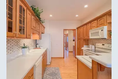 2436  Caribou Ln, Grafton, WI 53024 - Photo 7