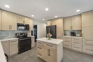 11227 N Bobolink Ln, Mequon, WI 53092 - Photo 5