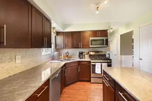 738 Buckingham Way, Hartland, WI 53029 - Photo 9