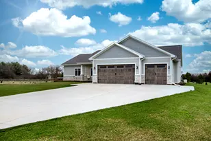 638 Red Oak Dr, Summit, WI 53066 - Photo 5