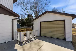 910 Lawton Terrace, Manitowoc, WI 54220 - Photo 23