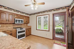 2009 Deerfield Dr, Saukville, WI 53080 - Photo 9