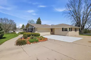 531 Lookout Dr, Pewaukee, WI 53072 - Photo 3