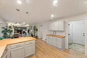 412 E Red Pine Cir, Dousman, WI 53118 - Photo 7