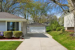 318 Dodie Dr, Waukesha, WI 53189 - Photo 17