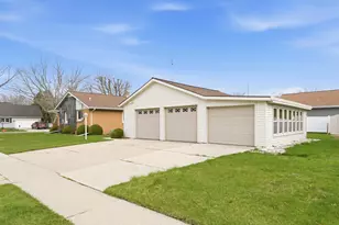 1001 Glenview Dr, Manitowoc, WI 54220 - Photo 35