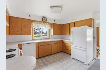 1001  Glenview Dr, Manitowoc, WI 54220 - Photo 9