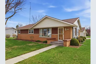 1001  Glenview Dr, Manitowoc, WI 54220 - Photo 1