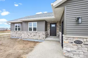 1909 Summit St, Manitowoc, WI 54220 - Photo 3