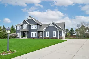 W223N3589 Ridgeside Ct, Pewaukee, WI 53072 - Photo 3