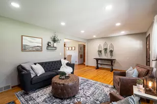 7119 W Freistadt Rd, Mequon, WI 53092 - Photo 9