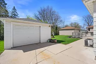 2951 S 101st St, West Allis, WI 53227 - Photo 27