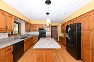 822 S Comanche Ln, Waukesha, WI 53188 - Photo 15