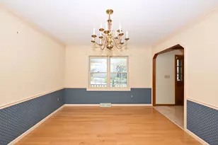 822 S Comanche Ln, Waukesha, WI 53188 - Photo 5