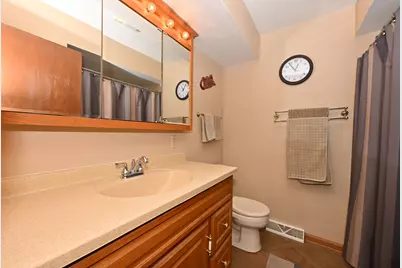 907  Roosevelt Ave, Racine, WI 53406 - Photo 7