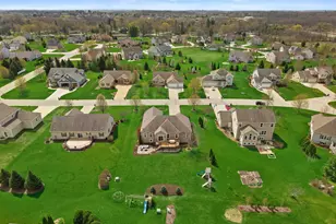 N42W22814 Beacon Ct, Pewaukee, WI 53072 - Photo 3
