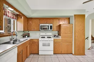 W174N9433 Devonwood Rd, Menomonee Falls, WI 53051 - Photo 7