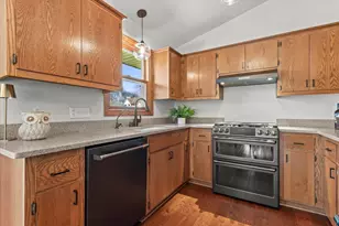 N76W15272 Prairie Ln, Menomonee Falls, WI 53051 - Photo 9