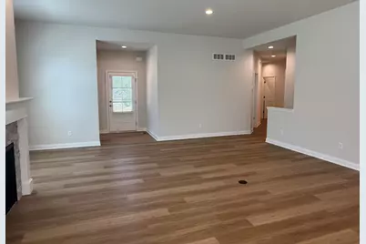 369  Evergreen Ln, Pewaukee, WI 53072 - Photo 7