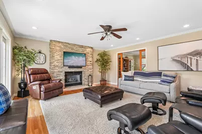 W69N346  Evergreen Blvd, Cedarburg, WI 53012 - Photo 3