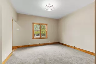 1637 Maple St, South Milwaukee, WI 53172 - Photo 9