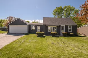 W271N2563 Pear Tree Ln, Pewaukee, WI 53072 - Photo 41