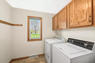150 W Fairfield Ct, Oak Creek, WI 53154 - Photo 19
