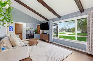 10653 Beacon Hill Ct, Franklin, WI 53132 - Photo 7