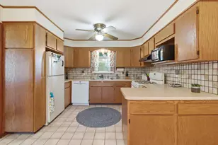 12450 39th Ave, Pleasant Prairie, WI 53158 - Photo 7