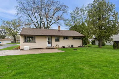 W202N9524  Club Cir, Menomonee Falls, WI 53051 - Photo 27