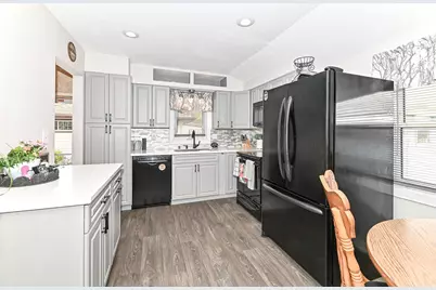 8019 W Norwich St, Milwaukee, WI 53220 - Photo 11