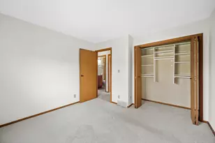 10340 W Parkwood Dr, Franklin, WI 53132 - Photo 9