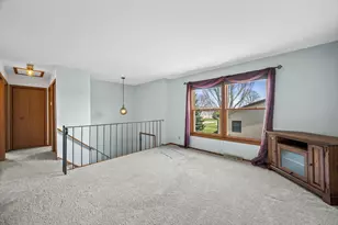 10340 W Parkwood Dr, Franklin, WI 53132 - Photo 5