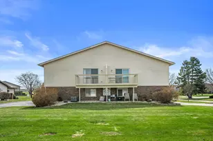 10340 W Parkwood Dr, Franklin, WI 53132 - Photo 3