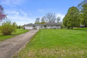 W126N7009 Highland Dr, Menomonee Falls, WI 53051 - Photo 3