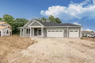 1733 Palmer Ct, Hartford, WI 53027 - Photo 1