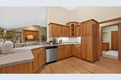 6065 S Preston Ln, New Berlin, WI 53151 - Photo 17