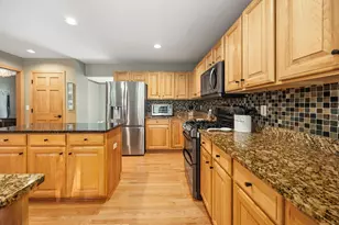 207 Woodlands Ct, Hartland, WI 53029 - Photo 9