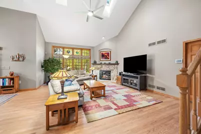 207  Woodlands Ct, Hartland, WI 53029 - Photo 5