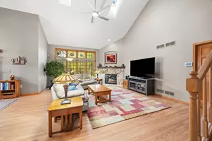 207 Woodlands Ct, Hartland, WI 53029 - Photo 5