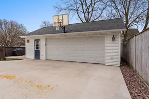 857 N 8th St, Manitowoc, WI 54220 - Photo 33