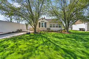 13707 W Forest Dr, New Berlin, WI 53151 - Photo 15