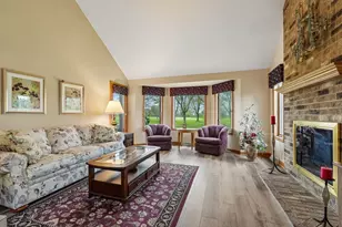7402 W Twin Oaks Ct, Franklin, WI 53132 - Photo 9