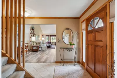 7402 W Twin Oaks Ct, Franklin, WI 53132 - Photo 7