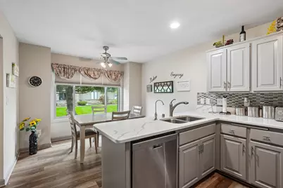 7402 W Twin Oaks Ct, Franklin, WI 53132 - Photo 13